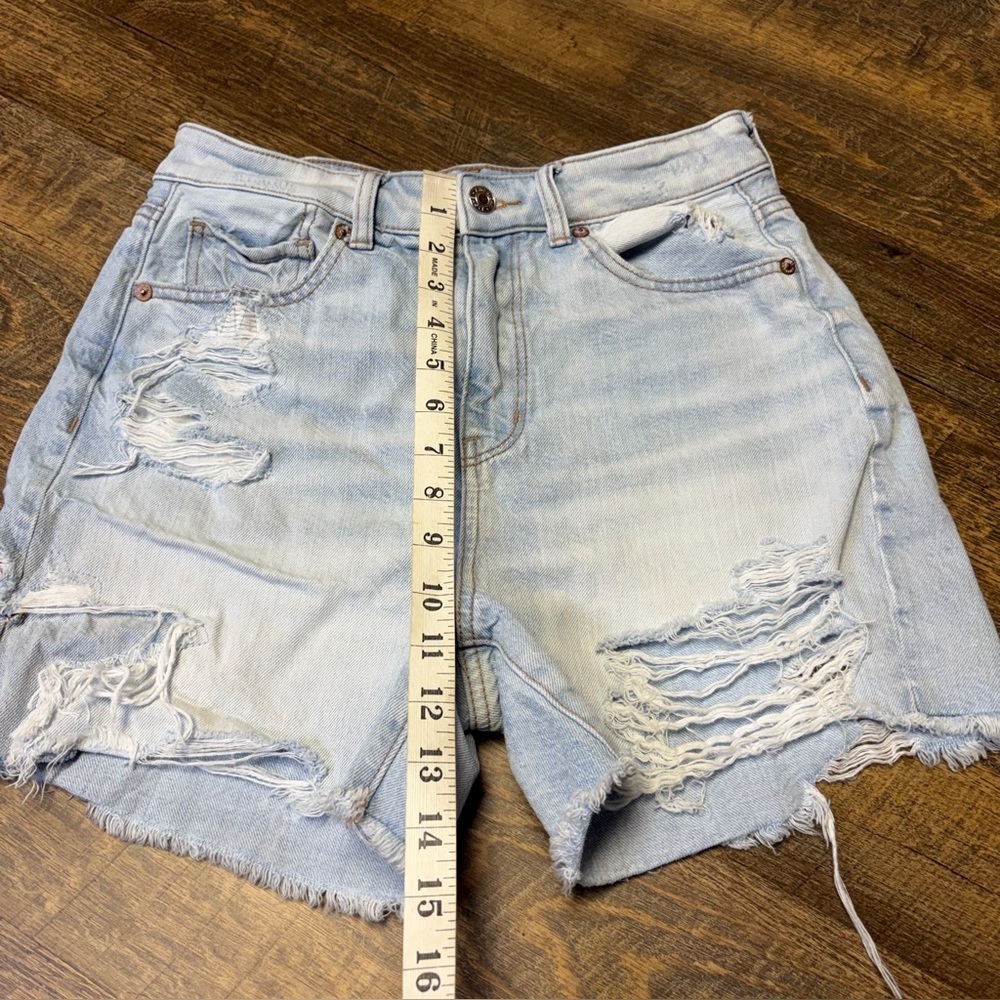 American Eagle Baggy Mom Shorts Womens 4 Blue High Rise Light Wash Denim Cutoff - Picture 3 of 8